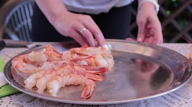Cooking shrimp food, removing the shell.