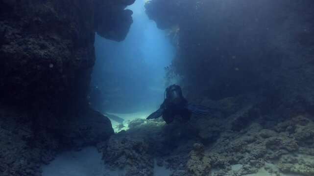 Scuba diving a narrow gap in Bermuda Reefs