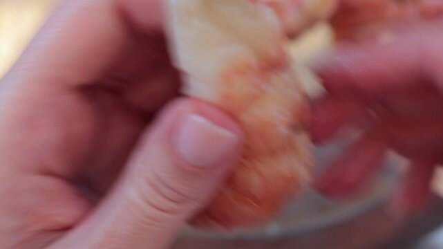 Cooking shrimp food, removing the shell.