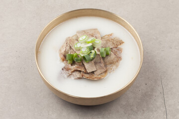  Soup made by boiling the head, intestines, bones, feet, and ox of a cow. Or the soup with rice.