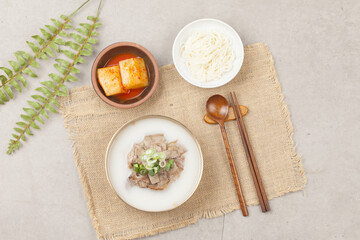  Soup made by boiling the head, intestines, bones, feet, and ox of a cow. Or the soup with rice.