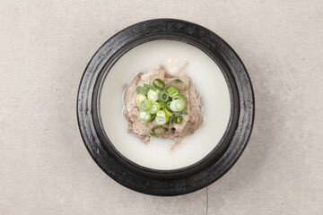  Soup made by boiling the head, intestines, bones, feet, and ox of a cow. Or the soup with rice.