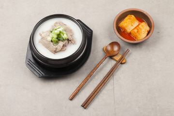  Soup made by boiling the head, intestines, bones, feet, and ox of a cow. Or the soup with rice.