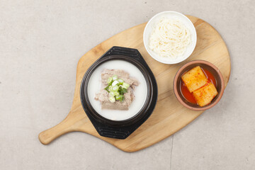  Soup made by boiling the head, intestines, bones, feet, and ox of a cow. Or the soup with rice.