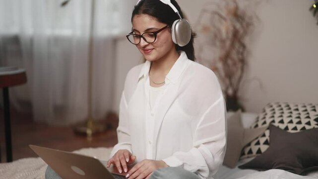 student, study, distance, education, freelancer, arab, arabian, busy, cheerful, computer, concentration, confident, course, effective, exam, female, freelance, girl, home, homework, india, indian, ind