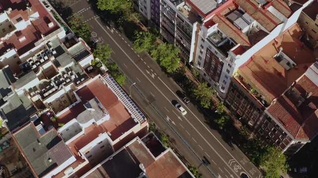 plano aerea cenital de coches en una calle de madrid