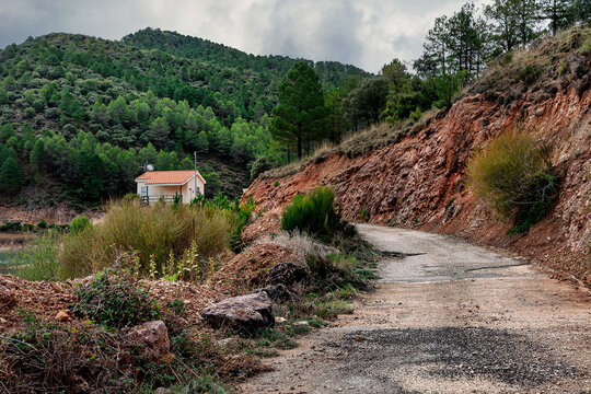 Casa de control del embalse de Zapateros en Sierra de Alcar&aacute;z