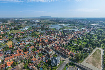 Fototapeta premium Die sehenswerte Kreisstadt Kitzingen im unterfränkischen Maintal im Luftbild