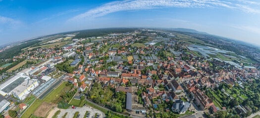 Die sehenswerte Kreisstadt Kitzingen im unterfränkischen Maintal im Luftbild