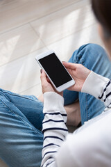 スマホを操作する女性