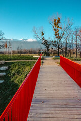 la passerelle rouge en plein air