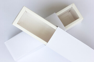 A sliding cake packaging design composed of two main components: an outer sleeve and an inner tray...