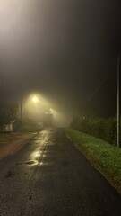 La route mystérieuse sous la brume