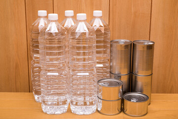 水のペットボトルと缶詰