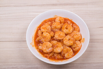白い皿に盛ったエビのチリソース煮