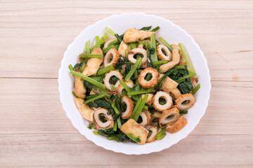 皿に盛った竹輪とあぶらげと小松菜のおひたし