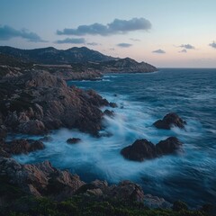 Obraz premium Serene coastal sunset scene with dramatic waves crashing against rocky shoreline.