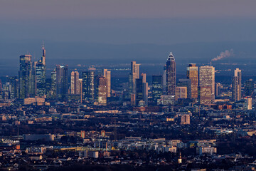 Obraz premium Die Skyline Frankfurt, von Westen aus gesehen. Stand: Januar 2025