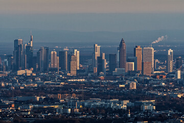 Obraz premium Die Skyline Frankfurt, von Westen aus gesehen. Stand: Januar 2025