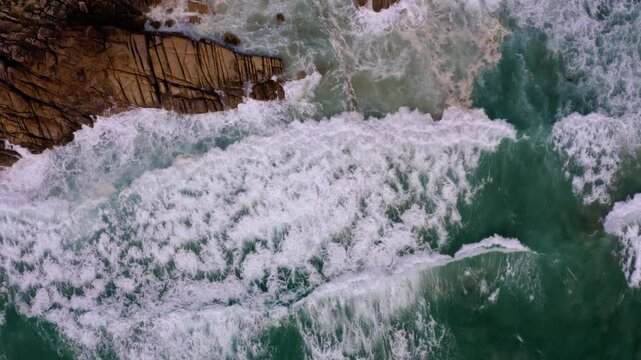 a&eacute;rea cenital de olas de mar en la costa