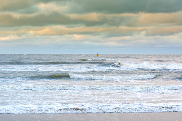 Mer agitée et bouée de signalisation