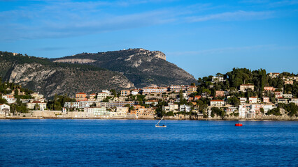 Obraz premium Paysage marin du littoral de la Côte-d'Azur en hiver du cap Ferrat dans le département des Alpes-Maritimes