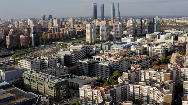 skyline de madrid con dron alej&aacute;ndose