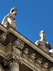 Skulpturen auf H&auml;userdach in Triest