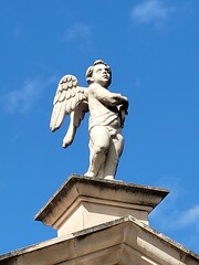 Enegl-Putte auf Kirche