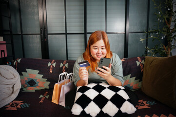 Obraz premium Woman shopping cart with Laptop for Internet Online Shopping Concept.