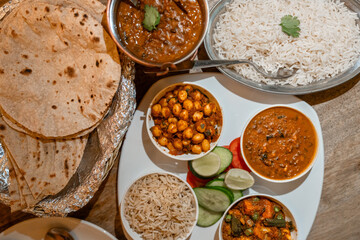 Typisch indisches Essen mit Dahl, Reis, Naan, Brot und verschiedenen Currys in Pushkar in Rajasthan in Indien