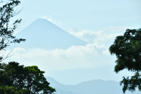 Volc&aacute;n de agua visto desde el municipio de Villa Canales en Guatemala. Toma Horizontal.