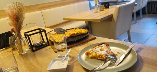 Pizza w pizzerii na stole. 