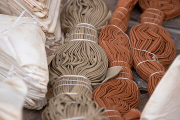 un  tas de tissu pour la coloration