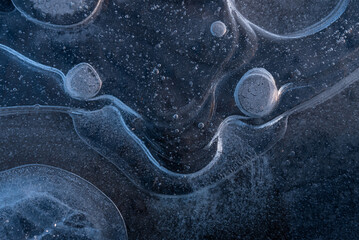 Sezon zimowy, zamarznięta woda, wzór na lodzie, zimowe tło trendy 2025.