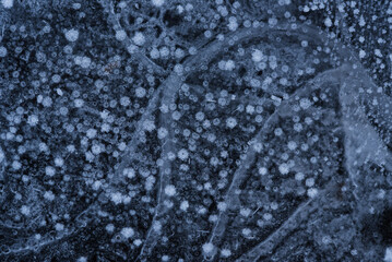Sezon zimowy, zamarznięta woda, wzór na lodzie, zimowe tło trendy 2025.