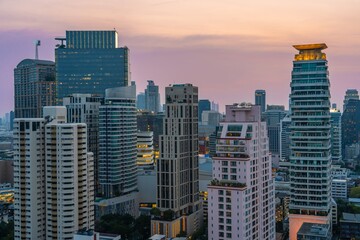 Obraz premium Modern skyscrapers capture the vibrant skyline of Bangkok during twilight hours