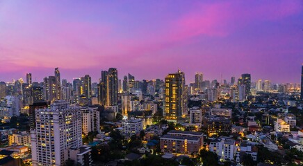 Obraz premium Vibrant Bangkok skyline illuminated at dusk showcasing modern architecture and lively city life