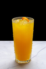 Drinks alcóolicos a base de bebidas destilada servidos sobre pedra de mármore e fundo preto.
