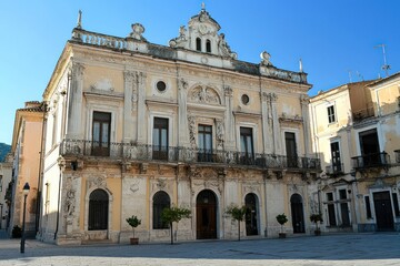 Obraz premium Neoclassical building in a historic town square