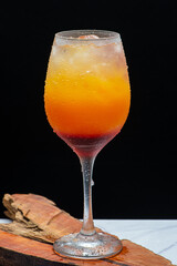 Drinks alcóolicos a base de bebidas destilada servidos sobre pedra de mármore e fundo preto.
