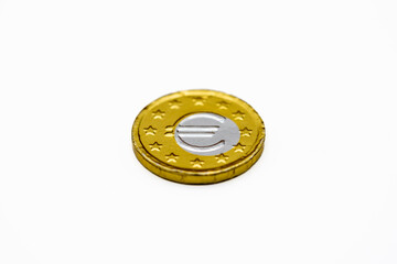 Monedas de un euro aisladas sobre fondo blanco