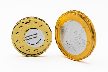Monedas de un euro aisladas sobre fondo blanco