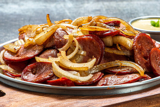 Por&ccedil;&atilde;o aperitivo de calabresa com cebola frita