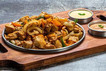 Porção aperitivo,  de file de frango , linguiça calabresa e cebola frita