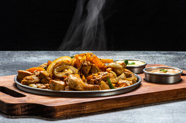 Porção aperitivo,  de file de frango , linguiça calabresa e cebola frita