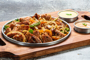 Porção aperitivo,  de file de frango , linguiça calabresa e cebola frita