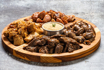 Porção aperitivo com frango, coração, filet, calabresa com molho de ervas
