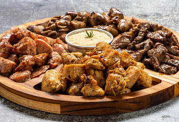 Porção aperitivo com frango, coração, filet, calabresa com molho de ervas
