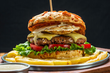 Hamburger com queijo e fritas 